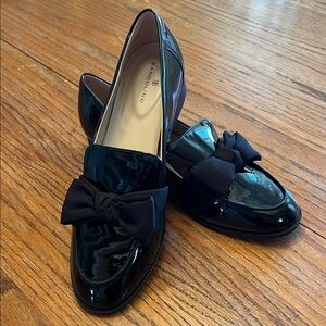 Bandolino Glossy Black Flats with Bow Accent. Size 10m